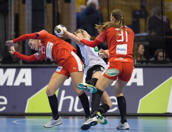 Anna Loerper 10 GER tries to defend itself from Denmark They will be stopped by Trine Ostergaard Jensen 25 DEN and Line Haugsted 31 DEN Line Haugsted 31 DEN sees his red card and has to leave the field Round of 16 Germany Daenemark in Magdeburg on 10 12 2017 Handball 23 Womens Handball World Cup in Germany 2017
