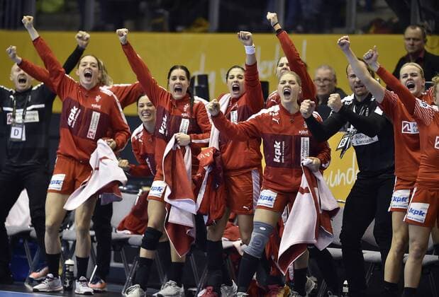 Jubel pa den danske baenk. Danmark modte vaertslandet Tyskland i 1 8-finalen ved VM i handbold for kvinder, sondag aften. Kampen blev spillet i Magdeburg. Polfoto_73275365  Copyright: POULSENxLARS