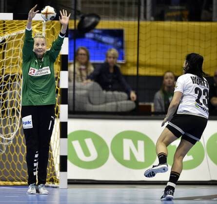 Sandra Toft redder igen. Danmark modte vaertslandet Tyskland i 1 8-finalen ved VM i handbold for kvinder, sondag aften. Kampen blev spillet i Magdeburg. Polfoto_73275466  Copyright: POULSENxLARS