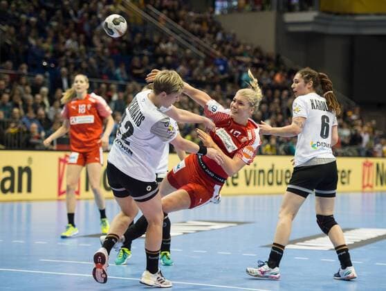 vl Friederike Gubernatis 42 GER Kathrine Heindahl 10 DEN Jenny Karolius 6 GER Round of 16 Germany Denmark in Magdeburg on 10 12 2017 Handball 23 Women Handball World Cup in Germany 2017