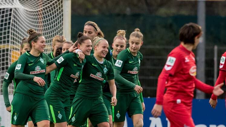 The players of SV Werder Bremen celebrate their goal Goal celebrate the goal goal celebration Jubeltraube Soccer Allianz Women Bundesliga 1 FC Köln SV Werder Bremen xdgx