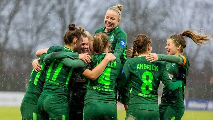 The players of SV Werder Bremen celebrate their goal Goal celebrate the goal goal celebration Jubeltraube Soccer Allianz Women Bundesliga 1 FC Köln SV Werder Bremen xdgx