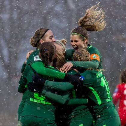 The players of SV Werder Bremen celebrate their goal Goal celebrate the goal goal celebration Jubeltraube Soccer Allianz Women Bundesliga 1 FC Köln SV Werder Bremen xdgx