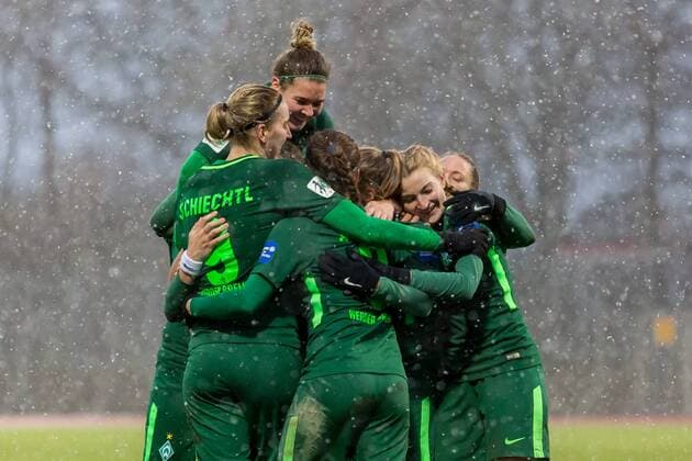 The players of SV Werder Bremen celebrate their goal Goal celebrate the goal goal celebration Jubeltraube Soccer Allianz Women Bundesliga 1 FC Köln SV Werder Bremen xdgx