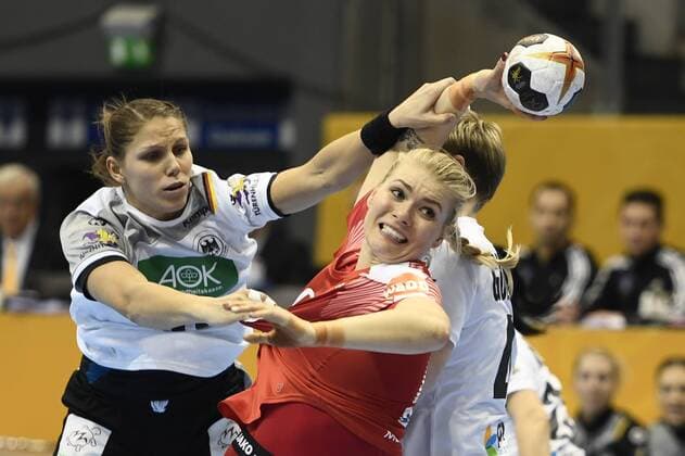 Bilder des Tages - SPORT Danmark modte vaertslandet Tyskland i 1 8-finalen ved VM i handbold for kvinder, sondag aften. Kampen blev spillet i Magdeburg. Polfoto_73275560  Copyright: POULSENxLARS
