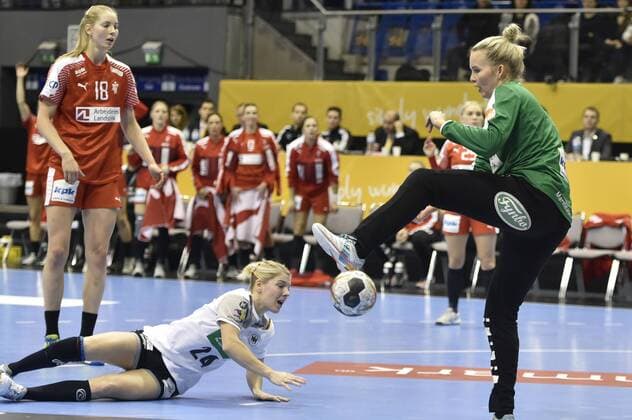 Sandra Toft stod en god kamp. Danmark modte vaertslandet Tyskland i 1 8-finalen ved VM i handbold for kvinder, sondag aften. Kampen blev spillet i Magdeburg. Polfoto_73275609  Copyright: POULSENxLARS