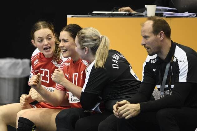 Glaede pa baenken. Danmark modte vaertslandet Tyskland i 1 8-finalen ved VM i handbold for kvinder, sondag aften. Kampen blev spillet i Magdeburg. Polfoto_73275633  Copyright: POULSENxLARS