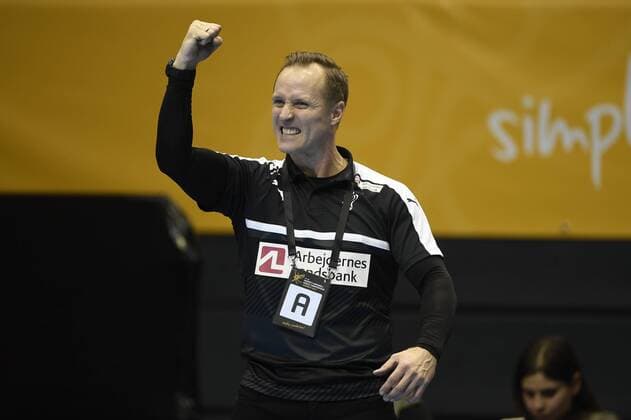 Landstraener Klavs Bruun Jorgensen jubler pa sidelinjen. Danmark modte vaertslandet Tyskland i 1 8-finalen ved VM i handbold for kvinder, sondag aften. Kampen blev spillet i Magdeburg. Polfoto_73275852  Copyright: POULSENxLARS