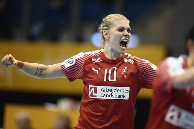 Kathrine Heindahl jubler over en scoring. Danmark modte vaertslandet Tyskland i 1 8-finalen ved VM i handbold for kvinder, sondag aften. Kampen blev spillet i Magdeburg. Polfoto_73275859  Copyright: POULSENxLARS