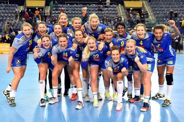 171210 The Swedish players cheer for the finals finals between Sweden and Slovenia during the World Cup on December 10, 2017 in Leipzig  Copyright: CARLxSANDIN BB171210CS098