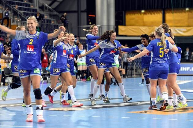 171210 The Swedish players cheer for the finals finals between Sweden and Slovenia during the World Cup on December 10, 2017 in Leipzig  Copyright: CARLxSANDIN BB171210CS099