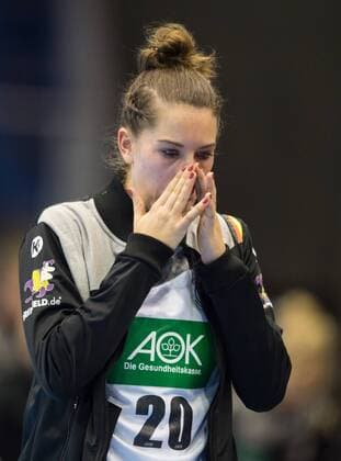 After the end of the match and the departure of Team Germany Emily BOELK 20 GER Round of 16 Germany Denmark in Magdeburg on 10 12 2017 Handball 23 Women Handball World Cup in Germany 2017