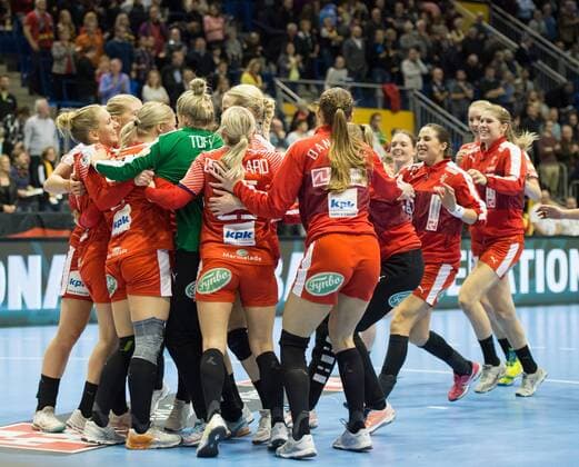 After the final whistle The Danish players are looking forward to the victory and to the quarter-finals. Round of 16 Germany Daenemark in Magdeburg on 10 12 2017 Handball 23 Women Handball World Cup in Germany 2017
