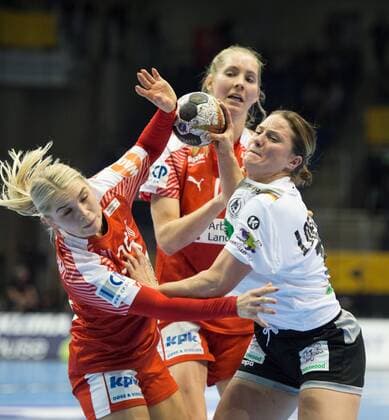 vl Trine Ostergaard Jensen 25 DEN Mette Transborg 18 DEN Anna Loerper 10 GER Round of 16 Germany Denmark in Magdeburg on 10 12 2017 Handball 23 Women Handball World Cup in Germany 2017