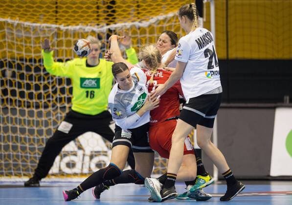 Julia Behnke 13 GER Anna Loerper 10 GER and Nadja Mansson 21 GER try Kathrine Heindahl 10 DEN to stop Round of 16 Germany Denmark in Magdeburg on 10 12 2017 Handball 23 Women Handball World Cup in Germany 2017