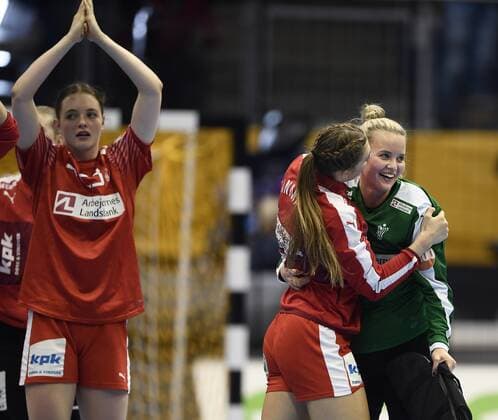 Handball, WM, Damen, Deutschland - Dänemark Line Haugsted omfavner Sandra Toft efter kampen. Danmark slog vaertslandet Tyskland ud i 1 8-finalen ved VM i handbold for kvinder, sondag aften. Kampen blev spillet i Magdeburg. Polfoto_73276115  Copyright: POULSENxLARS
