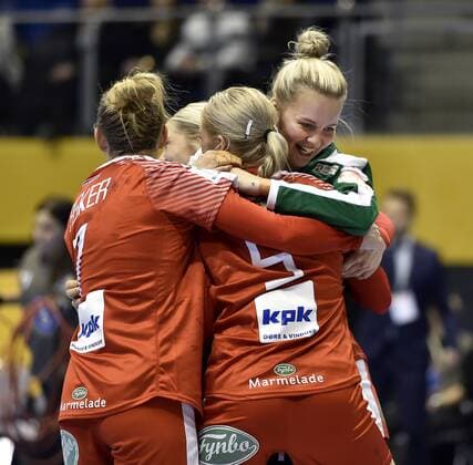 Handball, WM, Damen, Deutschland - Dänemark Sandra Toft i centrum efter kampen. Danmark slog vaertslandet Tyskland ud i 1 8-finalen ved VM i handbold for kvinder, sondag aften. Kampen blev spillet i Magdeburg. Polfoto_73276116  Copyright: POULSENxLARS