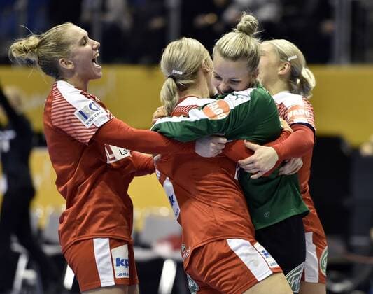 Handball, WM, Damen, Deutschland - Dänemark Sandra Toft i centrum efter kampen. Danmark slog vaertslandet Tyskland ud i 1 8-finalen ved VM i handbold for kvinder, sondag aften. Kampen blev spillet i Magdeburg. Polfoto_73276132  Copyright: POULSENxLARS