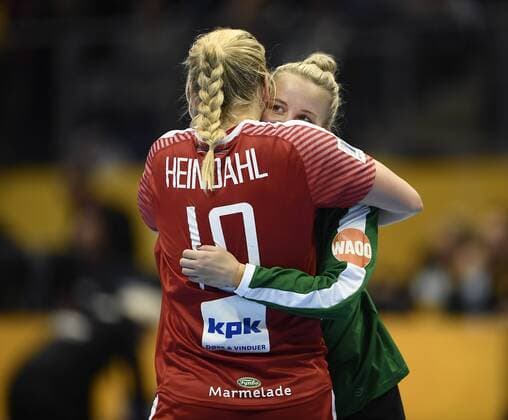Handball, WM, Damen, Deutschland - Dänemark Sandra Toft omfavnes af Kathrine Heindahl. Danmark slog vaertslandet Tyskland ud i 1 8-finalen ved VM i handbold for kvinder, sondag aften. Kampen blev spillet i Magdeburg. Polfoto_73276281  Copyright: POULSENxLARS