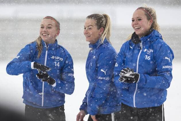 Fun at the snowball fight From the left Jackie Groenen Frankfurt 14 Lily Agg Frankfurt 8 and Janina Hechler Frankfurt 16 Frankfurt am Main Copyright: xRoskaritzx Eibner-Pressefotox EP_kess_rrz