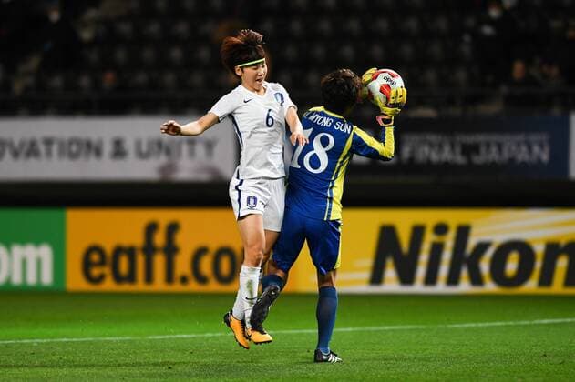 CHIBA, JAPAN - DECEMBER 11: Goalkeeper Kim Myong Sun 18 of North Korea saves the ball against Lim Seonjoo 6 of South Korea during the EAFF E-1 Women s Football Championship between North Korea and South Korea at Fukuda Denshi Arena on December 11, 2017 in Chiba, Japan.  Copyright: xVCGx CFP111140546561 