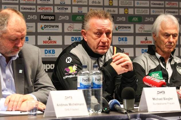DHB Press Conference after the World Cup Out of 11 12 2017 23rd IHF Women s Handball World Championship Germany 2017 Round of 16 Womens World Cup Womens Round of 16 The day after the World Cup Germany in the Round of 16 against Denmark Press Conference at the Lindner Hotel Leipzig The day after Germany exit the World Championship prematurely against Denmark press conference Picture Michael Biegler National coach Coach xjkx