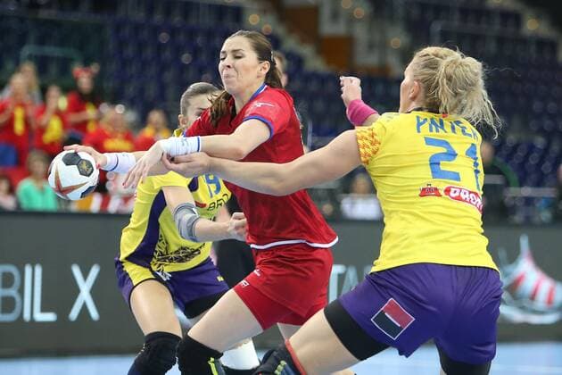 Romania Czech Republic Handball Women World Cup Leipzig 11 12 2017 Arena Leipzig World Cup 2017 Handball Women Round of 16 Romania ROU vs Czech Republic CZE Pictured v l Florina Cristina FLORIANU 19 Romania Iveta LUZUMOVA 18 Czech Republic and Crina Elena PINTEA 21 Romania