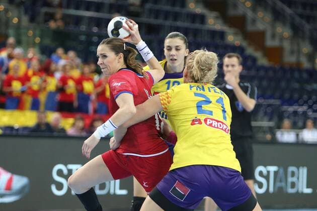 Romania Czech Republic Handball Women World Cup Leipzig 11 12 2017 Arena Leipzig World Cup 2017 Handball Women Round of 16 Romania ROU vs Czech Republic CZE In the picture v l Iveta LUZUMOVA 18 Czech Republic Florina Cristina FLORIANU 19 Romania and Crina Elena PINTEA 21 Romania