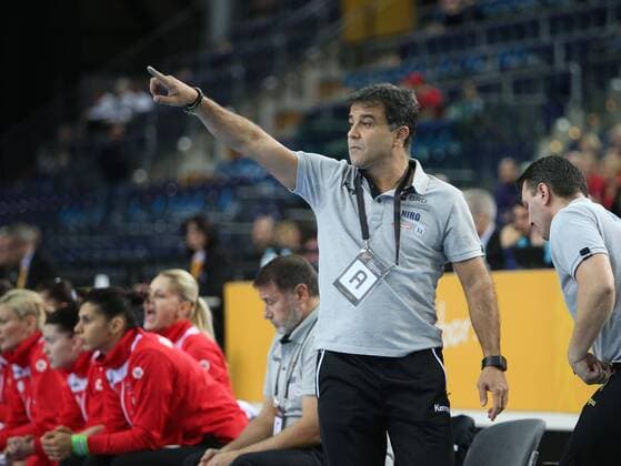 Romania Czech Republic Handball Women World Cup Leipzig 11 12 2017 Arena Leipzig World Cup 2017 Handball Women Round of 16 Romania ROU vs Czech Republic CZE Pictured coach Ambrosio Jose MARTIN CEDRES Romania