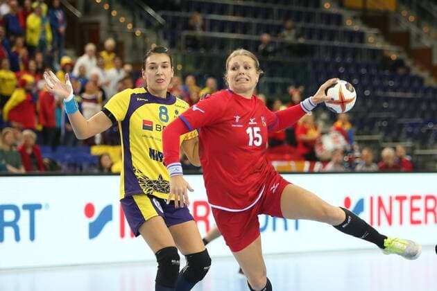 Romania Czech Republic Handball Women World Cup Leipzig 11 12 2017 Arena Leipzig World Cup 2017 Handball Women Round of 16 Romania ROU vs Czech Republic CZE In the picture v l Cristina Georgiana NEAGU 8 Romania and Michaela HRBKOVA 15 Czech Republic