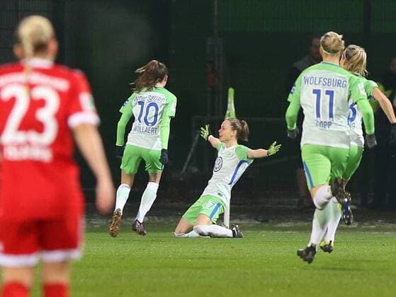 VfL vs Bayern Women Wolfsburg 11 12 2017 FOOTBALL VfL Wolfsburg vs FC Bayern Munich 1 Allianz Women Bundesliga Season 2017 18 Picture shows Ewa Pajor VfL Wolfsburg celebrates with her team for her goal to Wolfsburg
