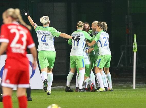 VfL vs Bayern Women Wolfsburg 11 12 2017 FOOTBALL VfL Wolfsburg vs FC Bayern Munich 1 Allianz Women Bundesliga Season 2017 18 Picture shows Ewa Pajor VfL Wolfsburg celebrates with her team for her goal to Wolfsburg