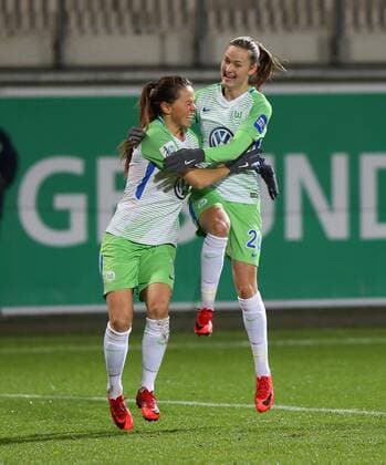 VfL vs Bayern Women Wolfsburg 11 12 2017 FOOTBALL VfL Wolfsburg vs FC Bayern Munich 1 Allianz Women Bundesliga Season 2017 18 Image shows Sara Björk Gunnarsdottir VfL Wolfsburg cheers with Caroline Graham Hansen VfL Wolfsburg on her way to Wolfsburg