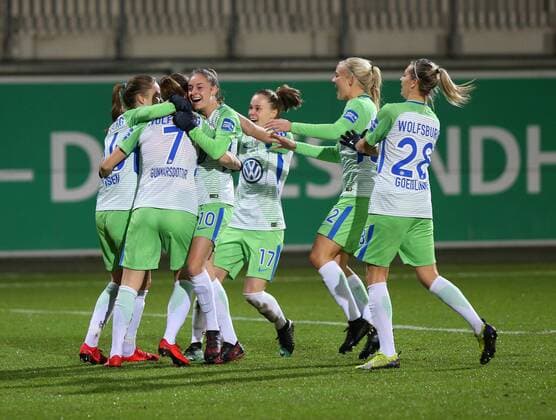 VfL vs Bayern Women Wolfsburg 11 12 2017 FOOTBALL VfL Wolfsburg vs FC Bayern Munich 1 Allianz Women Bundesliga Season 2017 18 Image shows Sara Björk Gunnarsdottir VfL Wolfsburg is cheering with the team for their goal to Wolfsburg