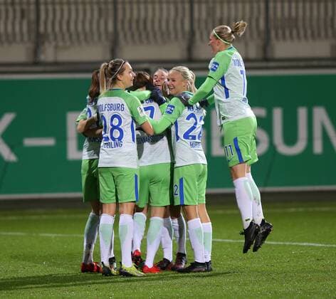 VfL vs Bayern Women Wolfsburg 11 12 2017 FOOTBALL VfL Wolfsburg vs FC Bayern Munich 1 Allianz Women Bundesliga Season 2017 18 Image shows Sara Björk Gunnarsdottir VfL Wolfsburg is cheering with the team for their goal to Wolfsburg