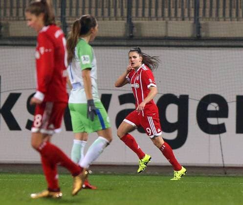 VfL vs Bayern Women Wolfsburg 11 12 2017 FOOTBALL VfL Wolfsburg vs FC Bayern Munich 1 Allianz Women Bundesliga Season 2017 18 Image shows Jovana Damnjanovic FC Bayern Muenchen cheers with the team for their goal to 2 1 Wolfsburg
