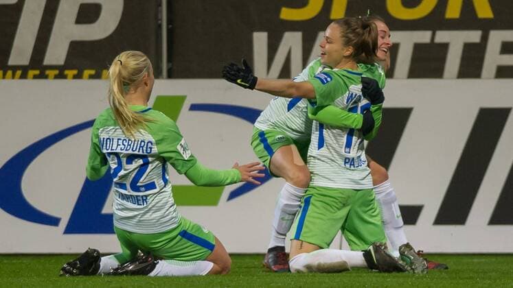 v left Pernille Harder VfL Wolfsburg 22 Goalkeeper Ewa Pajor VfL Wolfsburg 17 and Tessa Wullaert VfL Wolfsburg 10 with goal-scored joy Over the goal to the 1 0 Football Alliance Women Bundesliga VfL Wolfsburg FC Bayern Munich xobx