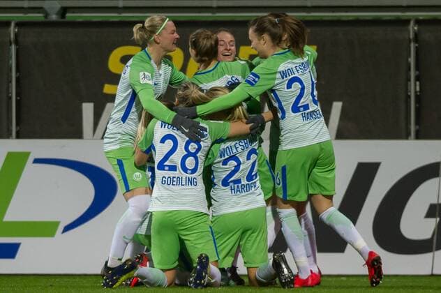 The players of VfL Wolfsburg with goal celebrations Jubel Freude über den Tor zum 1 0 Soccer Allianz Women Bundesliga VfL Wolfsburg Bayern Munich xobx