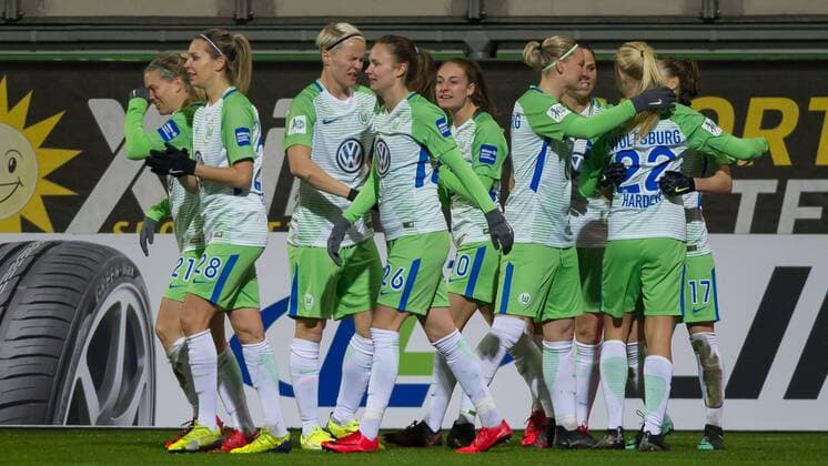 The players of VfL Wolfsburg with goal celebrations Jubel Freude über den Tor zum 1 0 Soccer Allianz Women Bundesliga VfL Wolfsburg Bayern Munich xobx