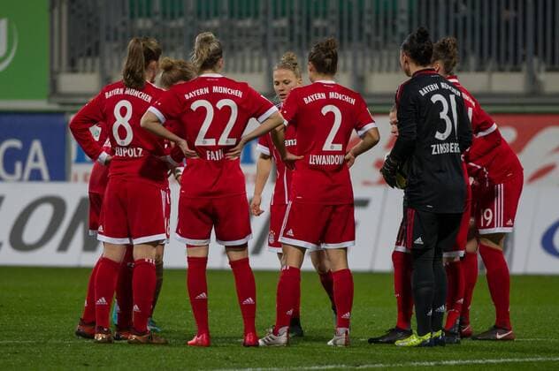 The players of the FC Bayern München consult after the second conceded meeting. Crisis Team Circle Football Alliance Women Bundesliga VfL Wolfsburg FC Bayern Munich xobx
