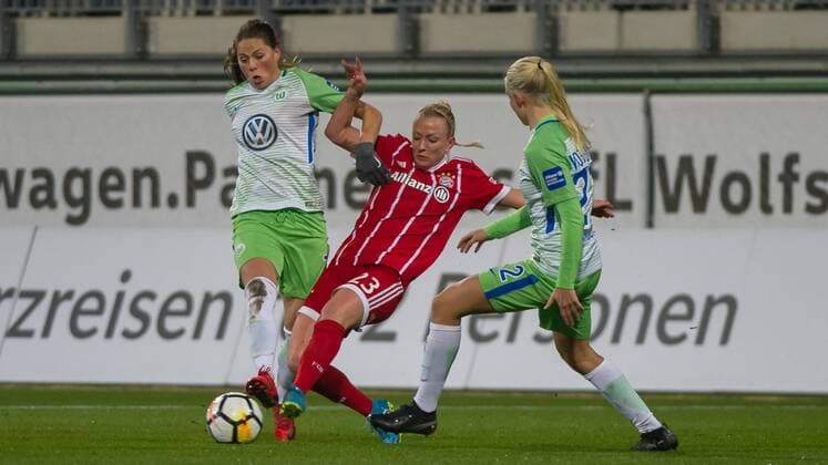 Sara Björk Gunnarsdottir Bjoerk VfL Wolfsburg 7 in duel with Mandy Islacker FC Bayern Munich 23 Pernille Harder VfL Wolfsburg 22 Football Allianz Women Bundesliga VfL Wolfsburg FC Bayern Munich xobx