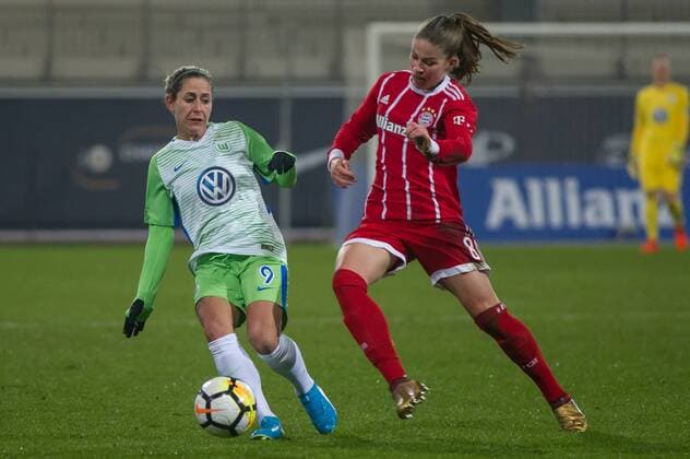 v left Anna Blässe Blaesse VfL Wolfsburg 9 in duel with Melanie Leupolz FC Bayern Munich 8 Soccer Allianz Women Bundesliga VfL Wolfsburg FC Bayern Munich xobx