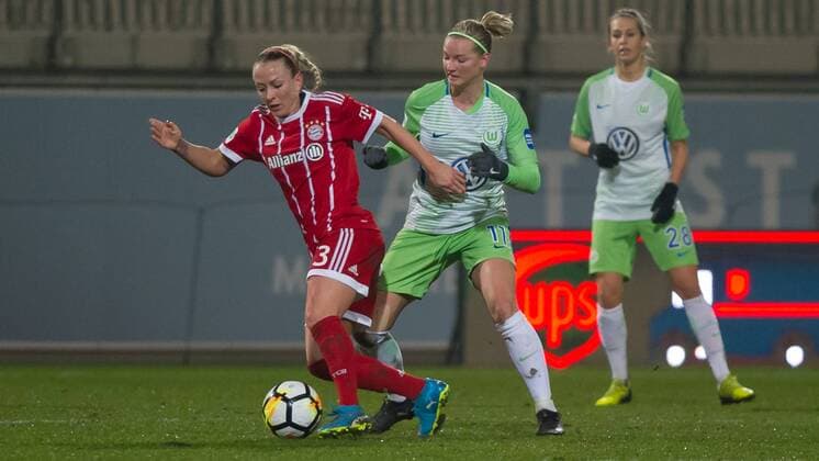 v li Mandy Islacker Bayern Munich 23 in duel with Alexandra Popp VfL Wolfsburg 11 Football Allianz Women Bundesliga VfL Wolfsburg FC Bayern Munich xobx
