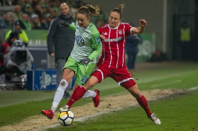 v left Caroline Graham Hansen VfL Wolfsburg 26 in duel with Gina Lewandowski FC Bayern Munich 2 Football Allianz Women Bundesliga VfL Wolfsburg FC Bayern Munich xobx