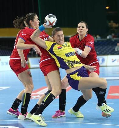 Romania Czech Republic Handball Women WC Leipzig 11 12 2017 Arena Leipzig World Cup 2017 Handball Women Eighth finals Romania ROU vs Czech Republic CZE 27 28 17 14 Pictured v l Dominika ZACHOVA 44 Czech Republic Timeea Judita TATAR 33 Romania and Iveta LUZUMOVA 18 Czech Republic