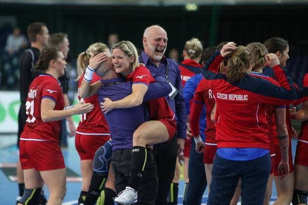Romania Czech Republic Handball Women World Cup Leipzig 11 12 2017 Arena Leipzig World Cup 2017 Handball Women Round of 16 Romania ROU vs Czech Republic CZE 27 28 17 14 Pictured Czech players celebrate the victory