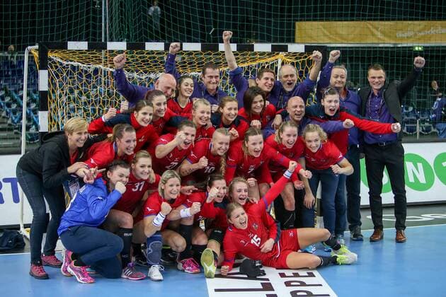 Romania Czech Republic Handball Women World Cup Leipzig 11 12 2017 Arena Leipzig World Cup 2017 Handball Women Round of 16 Romania ROU vs Czech Republic CZE 27 28 17 14 Pictured The victorious Czech team after the game