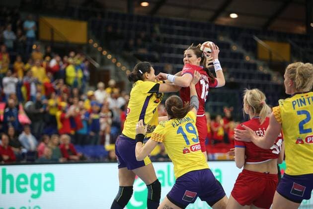 Romania Czech Republic Handball Women World Cup Leipzig 11 12 2017 Arena Leipzig World Cup 2017 Handball Women Round of 16 Romania ROU vs Czech Republic CZE In the picture v l Cristina Georgiana NEAGU 8 Romania Florina Cristina FLORIANU 19 Romania and Iveta LUZUMOVA 18 Czech Republic