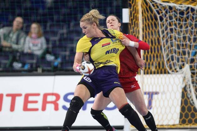 Romania Czech Republic Handball Women World Cup Leipzig 11 12 2017 Arena Leipzig World Cup 2017 Handball Women Round of 16 Romania ROU vs Czech Republic CZE In the picture v l Crina Elena PINTEA 21 Romania and Helena RYSANKOVA 7 Czech Republic