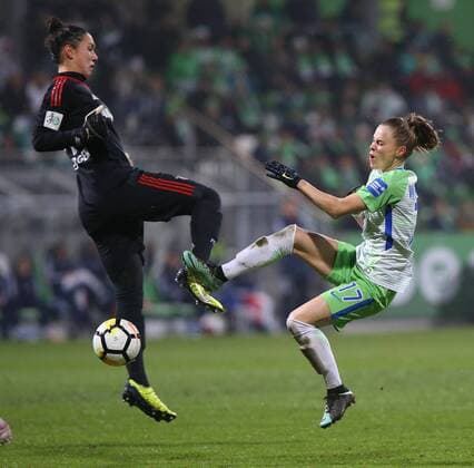 VfL vs Bayern Women Wolfsburg 11 12 2017 FOOTBALL VfL Wolfsburg vs FC Bayern Munich 1 Allianz Women Bundesliga Season 2017 18 Picture shows goalkeeper Manuela Zinsberger FC Bayern Munich Ewa Pajor VfL Wolfsburg Wolfsburg